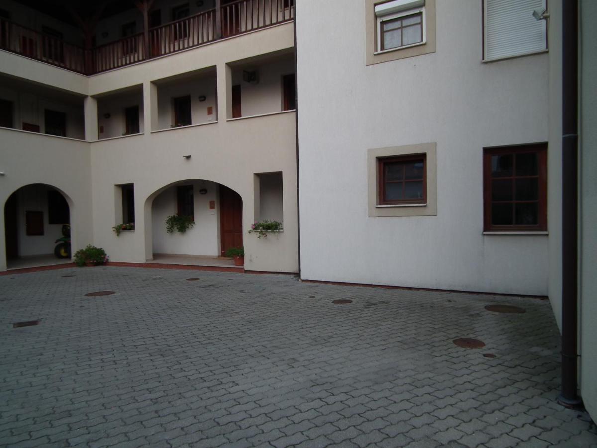 Modor Apartman Alsópáhok Ruang foto
