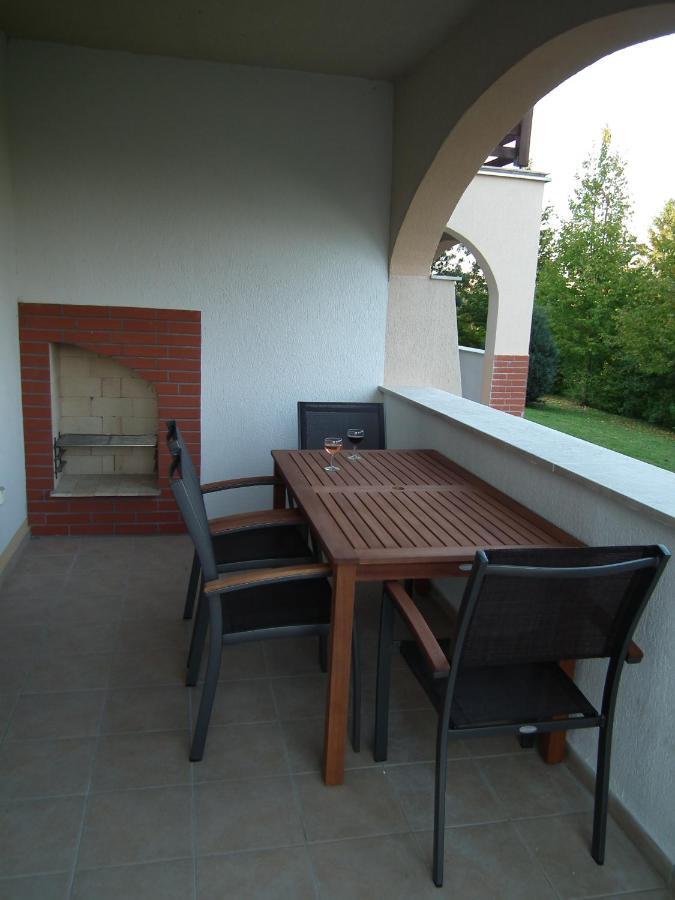 Modor Apartman Alsópáhok Ruang foto